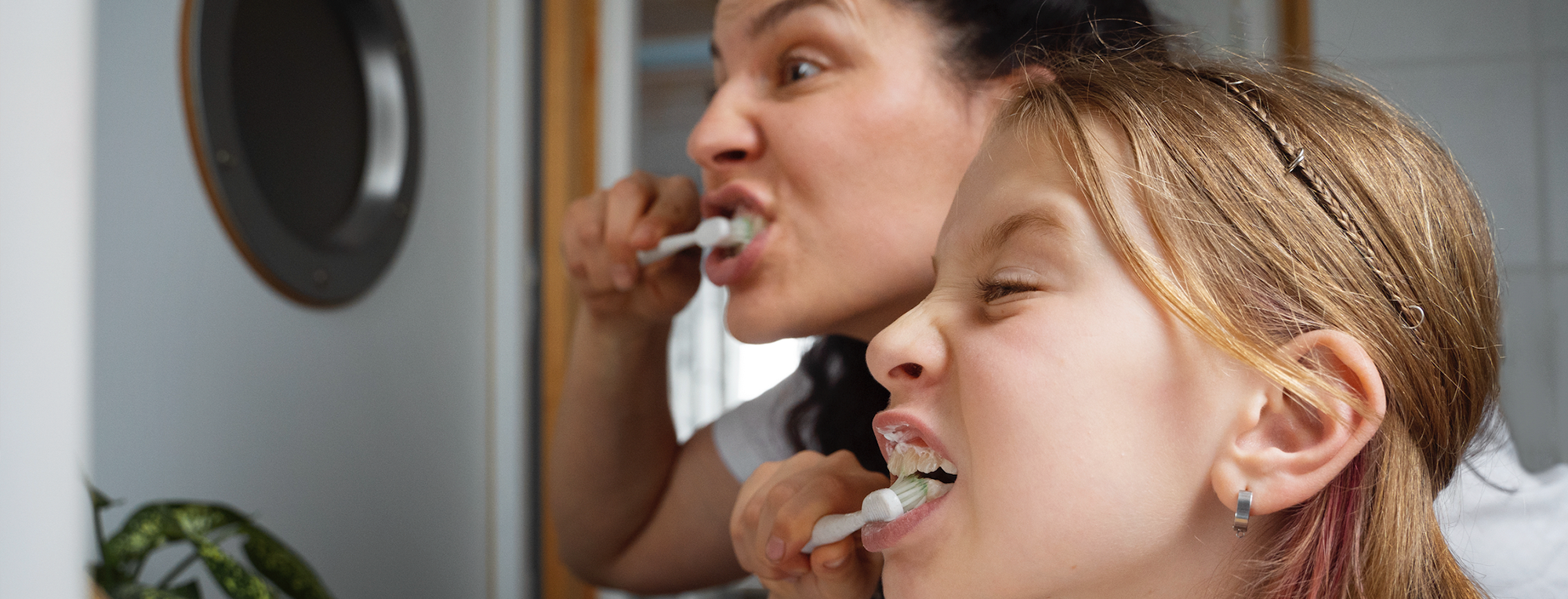 La Importancia de la limpieza dental diaria: cepillado, hilo dental y enjuague bucal